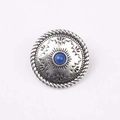 Dettaglio di un bottone vintage in lega argento antico con pietra in resina blu turchese - Blu scuro