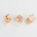 Drei 8mm champagnerrosa Kristallwürfel Anhänger mit goldener Metallbasis für DIY Schmuck - Hellrosa