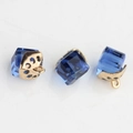 Dunkelblauer 8mm Kristallwürfel Anhänger mit goldener Blumenfassung für DIY Schmuck - Dunkelblau