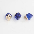 Dunkelblaue 8mm Kristallwürfel-Anhänger mit goldener Basis für DIY Schmuckherstellung - Königsblau