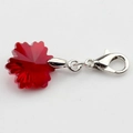 Makro-Detail des roten Blumen-Kristallanhängers mit silbernem Karabiner für DIY-Schmuck - Rot