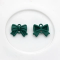 Colgante lazo verde oscuro con acabado mate y dos agujeros para joyería artesanal - Verde