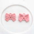 Colgantes de lazo rosa de resina con textura de rayas y dos lazos para joyería artesanal - Rosa