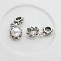Amuletos de plata con perla blanca y patrones florales huecos para pulseras - Cuenta Redonda Blanca