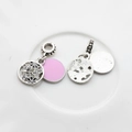 Detailsicht der silbernen Schmetterlings- und Blumenanhänger mit rosa Emaille für DIY - Rosa-Weiß