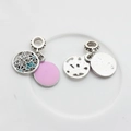 Detail der rosa Emaille-Anhänger und Silberlibelle mit blauen Strasssteinen für DIY-Armband - Rosa-Blau