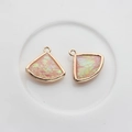 Fächerförmiger Anhänger mit rosa Opal-Inlay und vergoldeter Kupferumrandung für DIY - Irisierendes Blassrosa