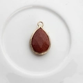 Colgante de gota en piedra de sol marrón con borde dorado y aro para colgar - Borde Dorado / Piedra de Arena Dorada