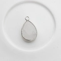 Colgante de cristal blanco en forma de gota con corte facetado y borde de metal plateado - Borde Plateado / Jade Blanco/Cristal de Roca