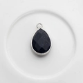 Colgante de gota en piedra de arena azul con bisel plateado y superficie facetada - Borde Plateado / Piedra de arena azul