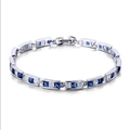Zilveren armband met afwisselend blauwe en heldere vierkante zirkonia steentjes - Blauw
