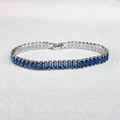 Dettaglio di un bracciale tennis canna di fucile con zirconi blu a taglio rettangolo - 17cm / Stile Zirconia Blu Notte Placcato Platino