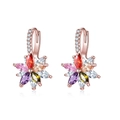 Détail de boucles d'oreilles fleurs double couche serties de zircons colorés en or rose - Or Rose Multicolore