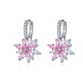 Détail de boucles d'oreilles fleurs double couche avec zircons marquise roses et argent - Couleur Platine & Strass Rose