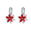 Détail de boucles d'oreilles fleurs double couche avec pierres rouges et zircons - Couleur Platine & Strass Rouge
