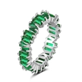 Dettaglio dell'anello in argento con zirconi rettangolari color verde smeraldo - US 6 / Zirconia Verde