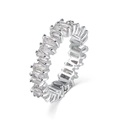 Dettaglio dell'anello eternity con zirconi a taglio baguette incastonati a giro - US 6 / Bianco con strass bianchi
