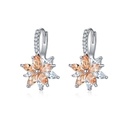 Vue détaillée des boucles d'oreilles fleurs argentées avec zircons oranges et blancs - Plaqué Platine Zircon Champagne