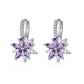 Détail de boucles d'oreilles fleurs avec zircons violets et cristaux sur crochets argentés - Couleur Platine & Strass Violet