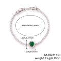Dettaglio di un bracciale tennis in argento con zircone verde a goccia e cristalli - Verde (3)
