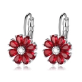 Detail von roten Blumenohrringen mit Zirkonia-Steinen und Silber-Klappverschluss - Rot