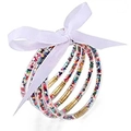 Detalle de pulseras de silicona coloridas con purpurina y un gran lazo de seda blanco - Multicolor