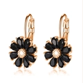 Detail von Sonnenblumen-Ohrhängern mit schwarzen Kristallen in Roségold-Finish - Gold Schwarz