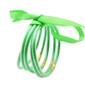 Detalle del set de 5 pulseras de silicona con purpurina verde y lazo de cinta de satén - Cian