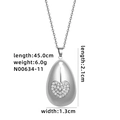 Dettaglio macro del ciondolo a goccia con cuore di zirconi e catena in metallo argentato - Goccia d'Acqua Cuore Argento (N00634-11)