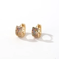 18K vergoldete Huggie-Ohrringe mit bunten Zirkonia und geometrischen Aussparungen - 16k Gold Bunter Zirkonia