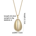 Dettaglio macro della collana con pendente a uovo dorato e fila verticale di zirconi - Goccia d'Acqua Riga Verticale Oro (N00634-4)