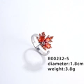 Dettaglio dell'anello a foglia d'acero con pietre di zircone arancione e finitura argento - Taglia unica / Argento con zircone rosso-arancio (1)
