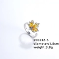 Dettaglio dell'anello regolabile foglia d'acero con zirconi gialli e placcatura argento - Taglia unica / Argento con zircone giallo (2)