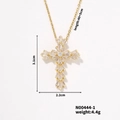 Elegante collana a croce dorata con pendente in cristallo baguette su sfondo bianco - Stile Radiante Taglio Baguette (N00444-1) / Oro