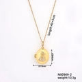 Detalle del relicario ovalado dorado con relieve de María y piedras, cadena de 40+5cm - Relicario de la Virgen María - Forma Ovalada (N00909-2) / Amarillo jengibre
