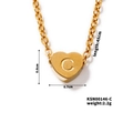 Dettaglio del ciondolo a cuore dorato con lettera C incisa e dimensioni della collana - Lettera C(KSN00146-C)