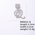 Ciondolo lettera Q argento con chiusura a cuore e zirconi, dimensioni 5,3 cm x 4,2 cm - Lettera Q Argentata con Strass