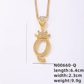Collana con pendente lettera Q placcata oro con zirconi cubici e dettaglio corona - Lettera Q (N00660-Q)