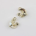 Vue détaillée des pendentifs chat et lune en alliage doré avec incrustation blanc perle - Base Or Blanc