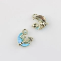 Détail des breloques chat et lune en résine bleue pour la création de bijoux DIY - Base d'Or Bleu