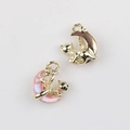 Détail du pendentif chat sur lune en émail rose avec placage métallique doré - Base d'Or Rose