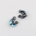 Detail eines schwarzen Katzenanhängers mit blauem Halbmond für DIY-Schmuck aus Legierung - Gun Black Basis Blau
