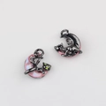 Detailansicht von Katzen- und Mondanhängern mit rosa Perlmutt-Inlay und grünen Katzenaugen - Gun Black Basis Rosa