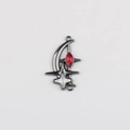 Makro-Detail von gotischem Mond- und Stern-Verbinder mit rotem Edelstein in Gunmetal-Finish - Waffenschwarze Basis Roter Strass