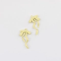 Dettaglio di due ciondoli a fiocco giallo crema opaco per la creazione di gioielli - Giallo