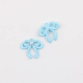 Detail van lichtblauwe emaille strikhangers met witte parel en gaten voor ophanging - Blauw