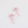 Details von zwei hellrosa Schleifenanhängern aus Metall für DIY-Schmuckherstellung - Rosa
