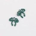 Detail van donkergroene strikhangers met parel voor DIY-sieraden maken - Donkergroen