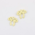 Detail van gele strik bedeltjes met parel voor DIY sieraden maken en knutselprojecten - Lichtgeel