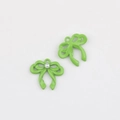 Detail van fruitgroene strikhangers met parel voor DIY-sieraden maken en handwerkprojecten - Fruitgroen